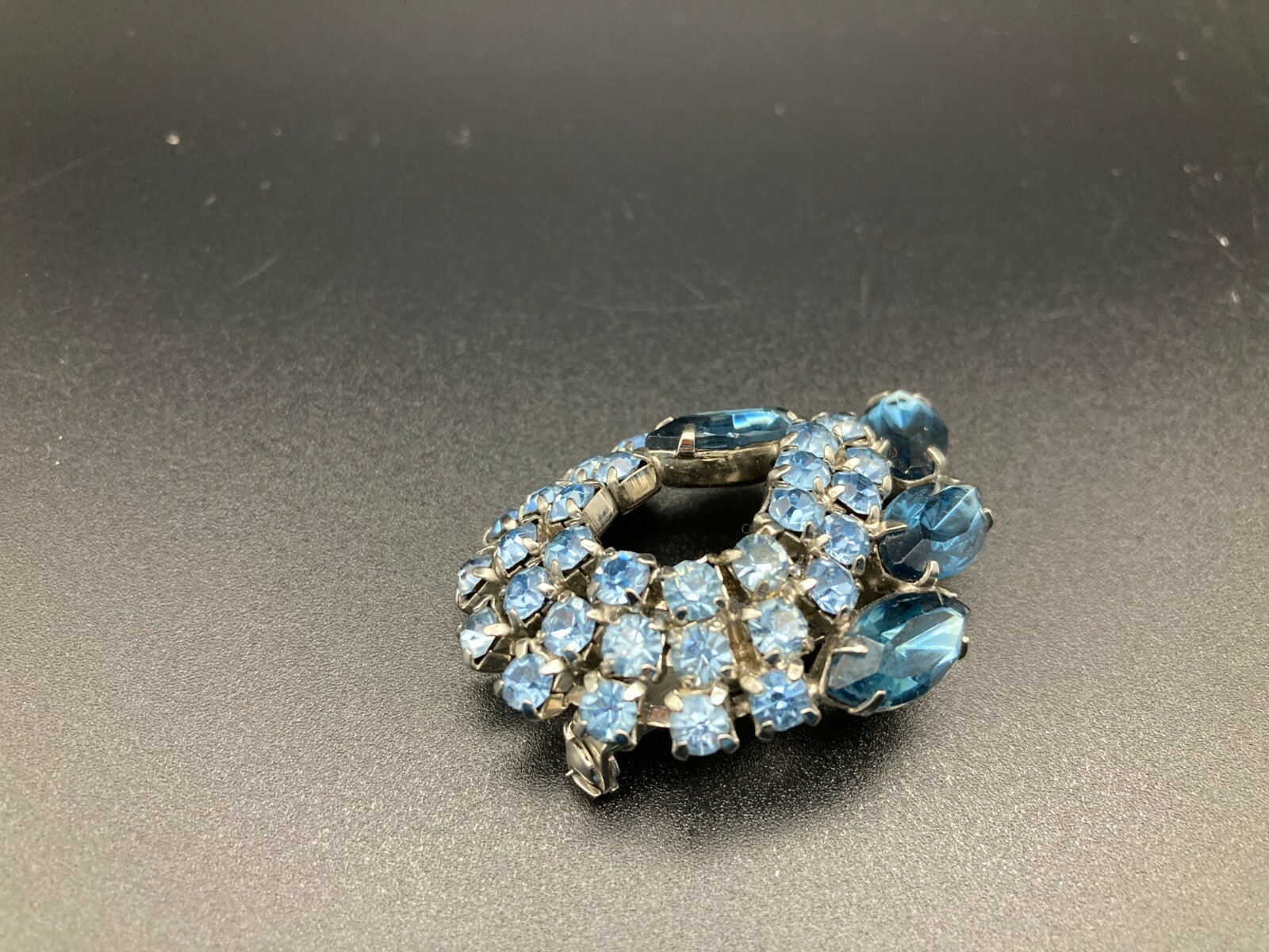 Vintage Aquamarine Crystal Art Deco Bejeweled Swirl Ribbon Teardrop Brooch Pin