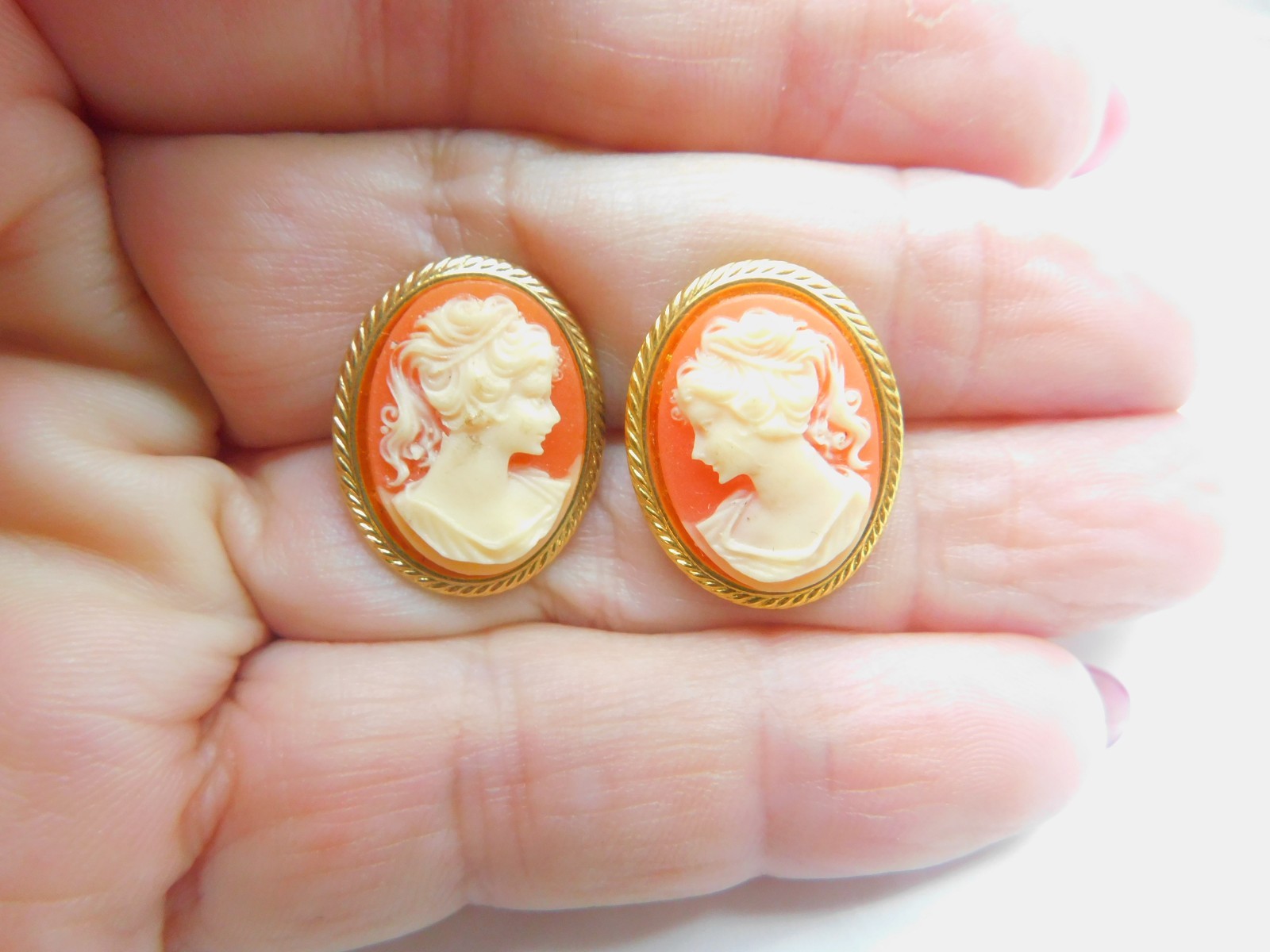 Peach Cream Resin Gold Tone Metal Lady Silhouette Cameo Pierced Earrings Vintage