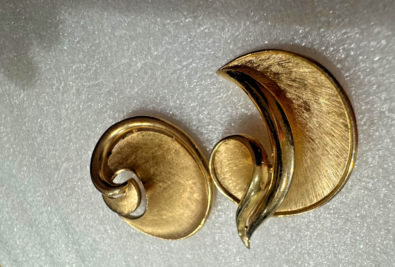 Lot 2 Crown Trifari Brushed Gold Tone Brooch Brooches Swirl Ribbon Modernist Vtg