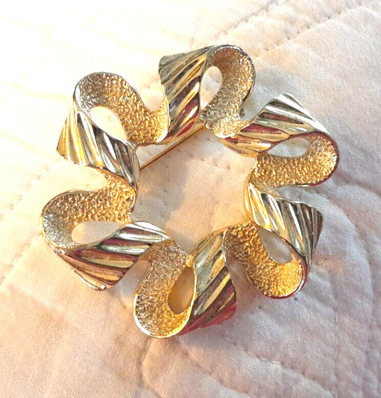 Vintage Sarah Coventry Gold Tone 2.5″ Textured Swirl Ribbon Wreath Brooch Pin