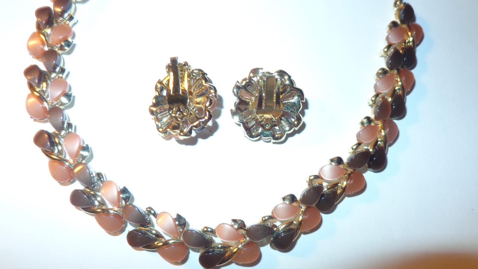 VTG PRETTY PEACH & BROWN LUCITE CABOCHONS JEWELRY SET CHOKER NECKLACE & EARRINGS