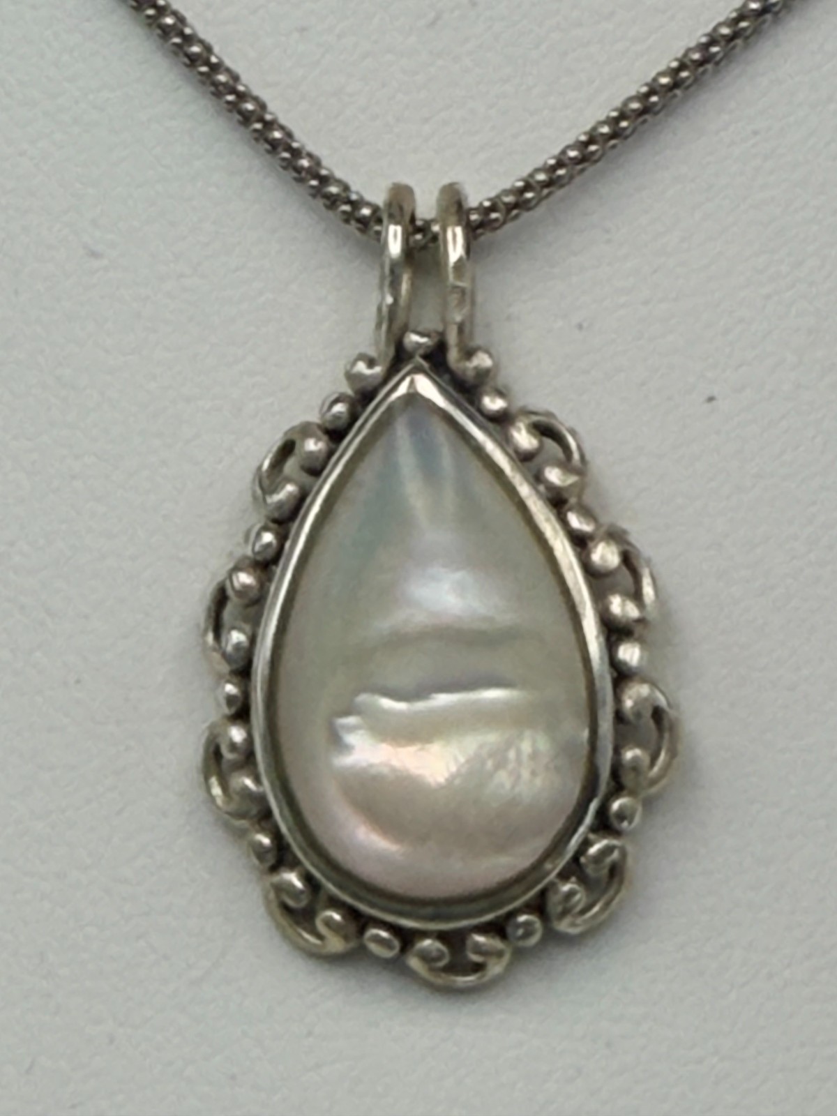 Vintage Mother‑of‑Pearl Pendant Necklace – Sterling Silver (925)