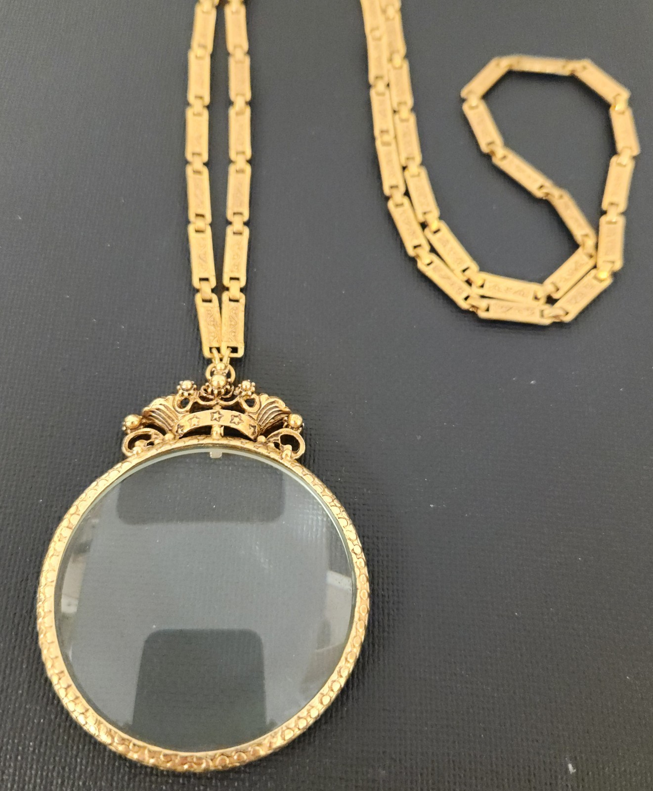 Vintage Florenza Magnifying Glass Pendant Necklace Repousse Bar Link Chain