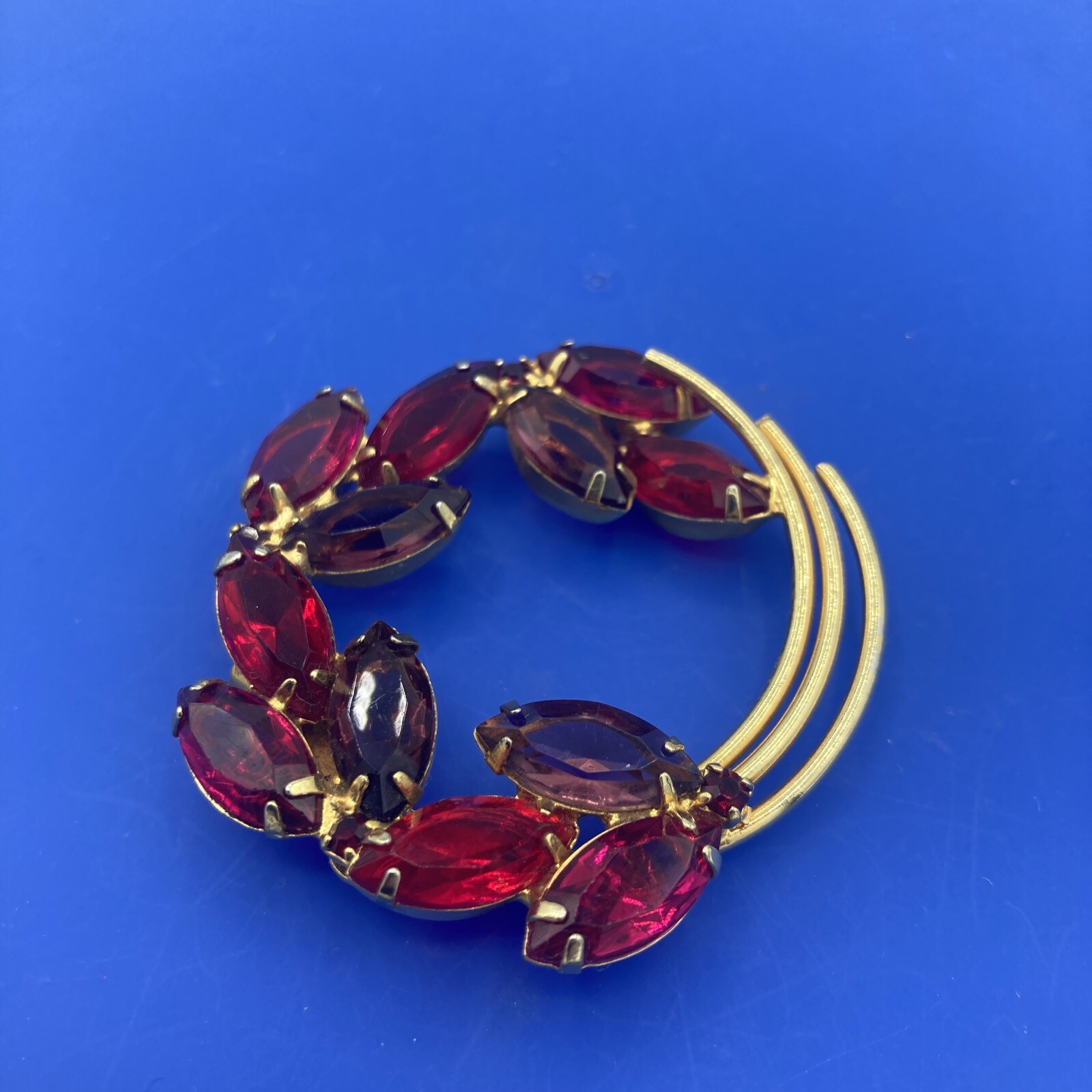 Vintage Juliana Gold Tone Pink Red Purple Rhinestone Wreath Circle Brooch Pin 2”