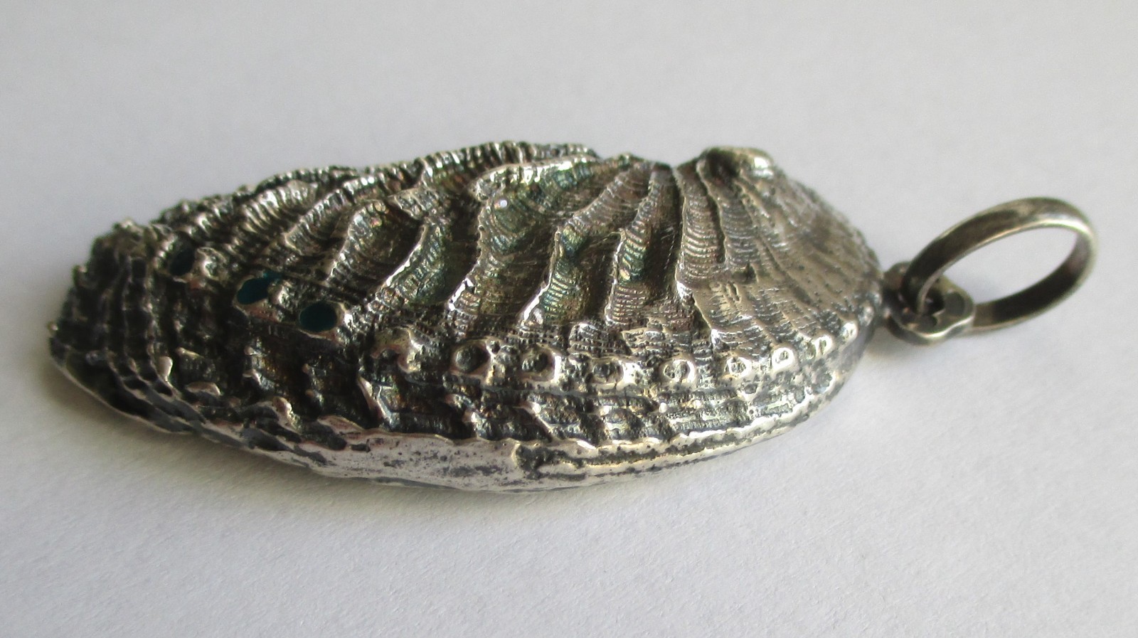 1-15/16in LARGE VINTAGE STERLING SILVER ENAMEL ABALONE CLAM SEA SHELL PENDANT
