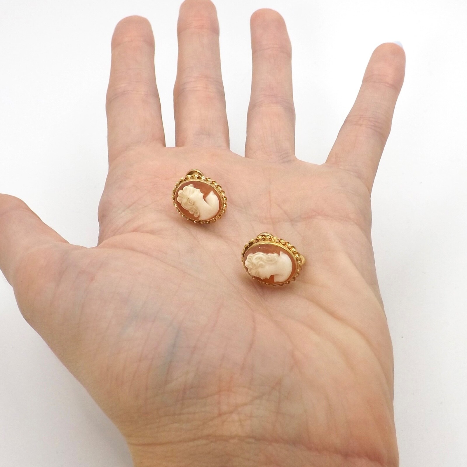 10k Gold Carved Shell Cameo Non Pierced Screw On Earrings 3gr Vintage