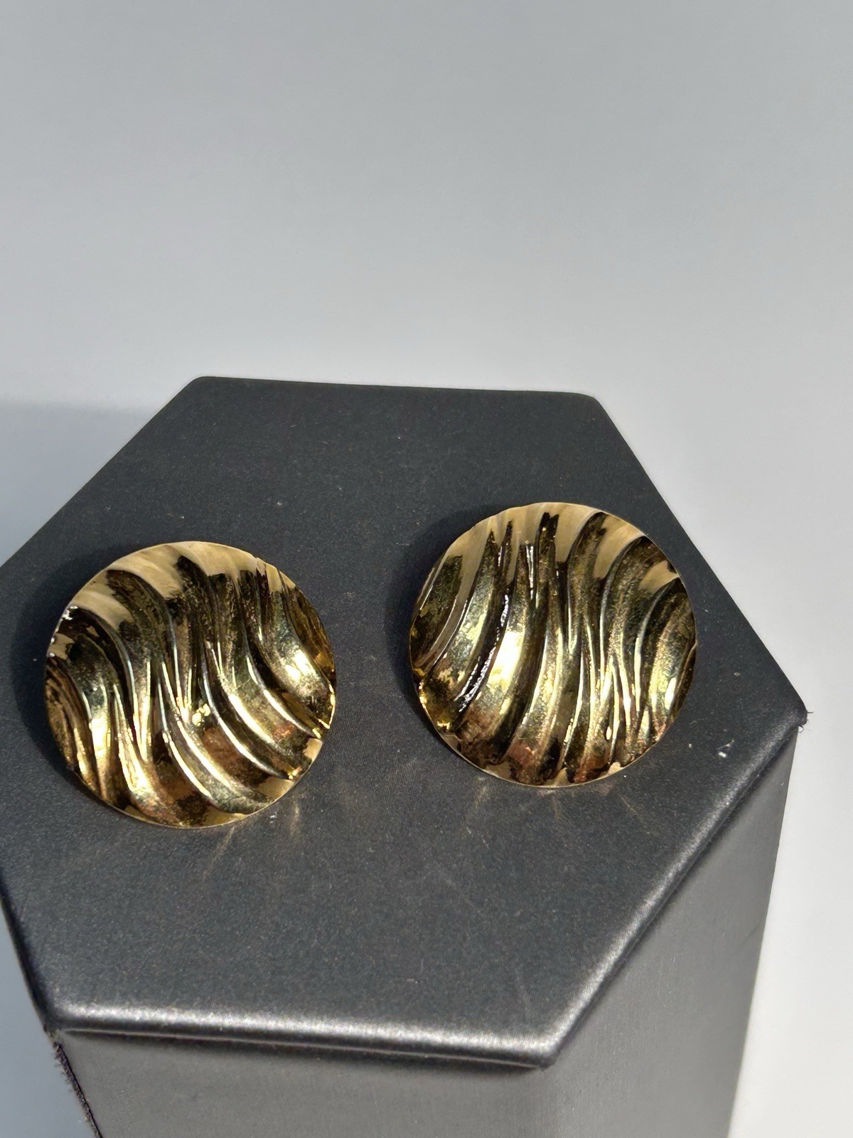 Vintage 1980s Modernist Gold Tone Ripple Wave Disc Clip On Earrings