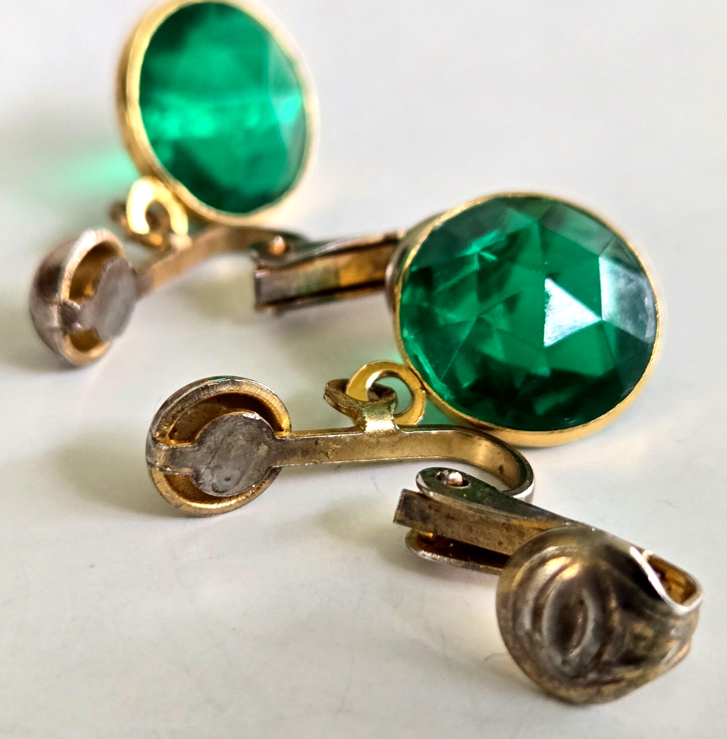 Vintage Green Acrylic Crystal Open Bezel Dangle Gold Tone Clip Earrings 1″
