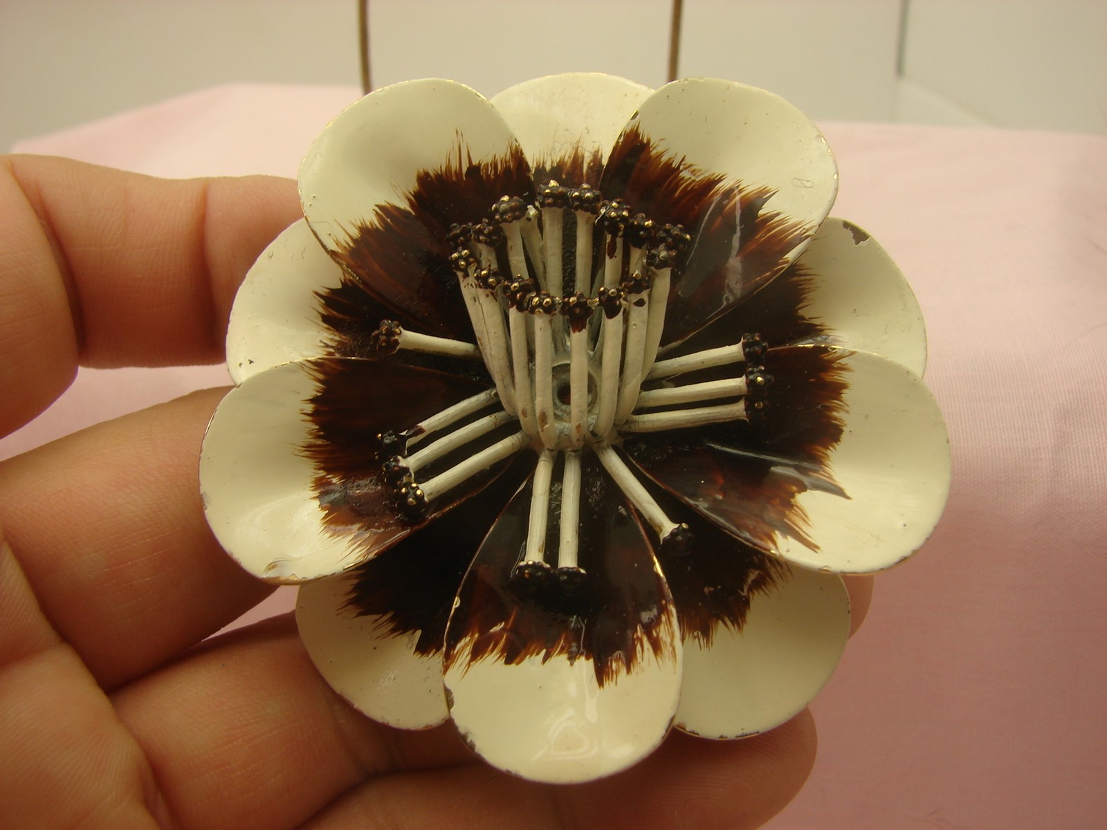Vintage Retro Hippy Mod 60’s White & Brown Enamel Metal Flower Pin