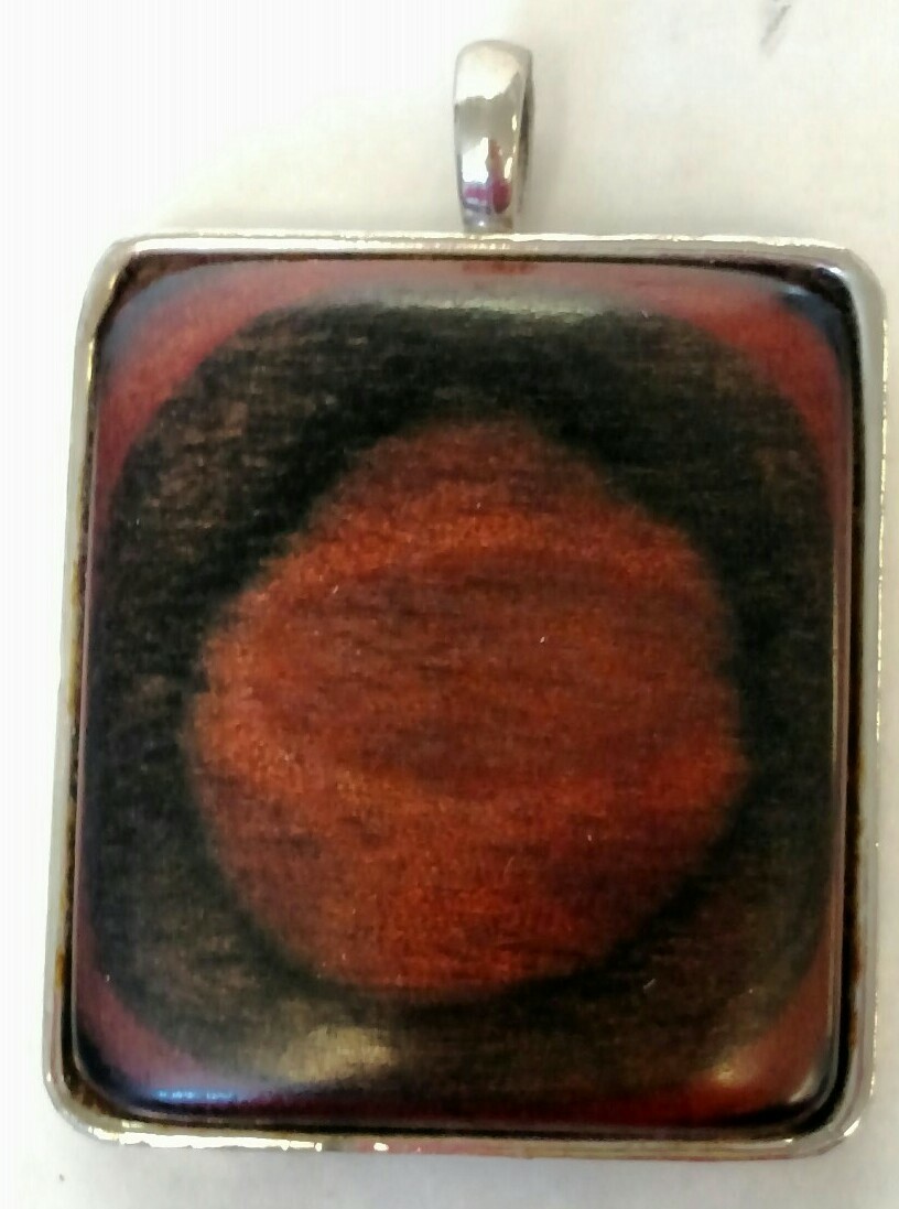 KENNETH LANE Wood PENDANT 1+7/8 x 1+5/8″ in Silver Setting 1/4″ cord/chain loop