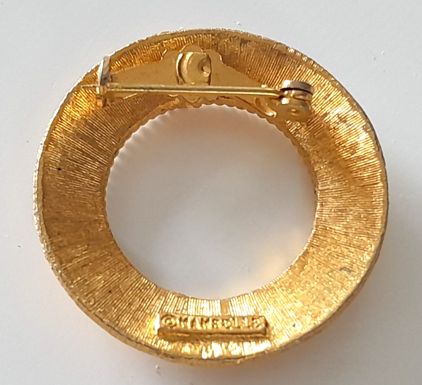 Vintage 1960’s MAMSELLE Signed Gold-Tone Metal 1.25″ Wreath Circle Pin/Brooch