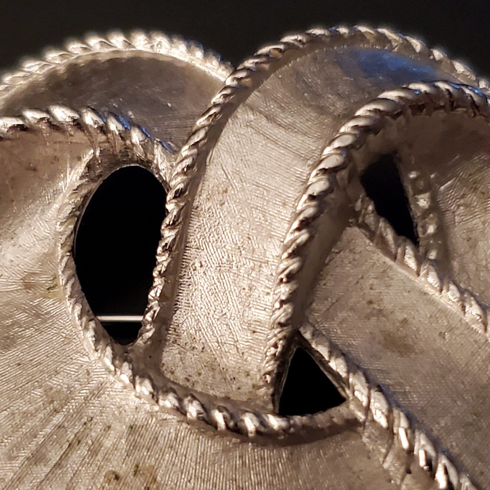 Vtg Crown Trifari 1960’s Brushed Silver Tone Ribbon Pretzel Bow 2 ” Brooch Pin