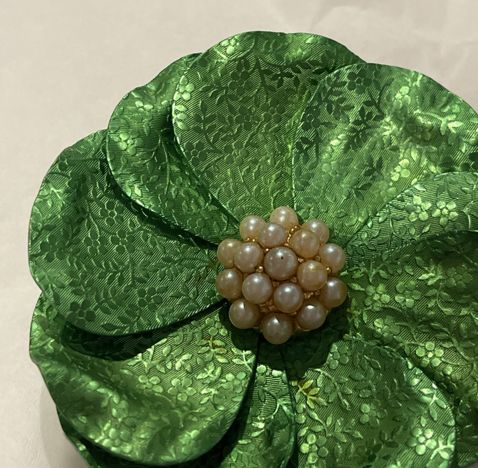 VINTAGE Printed METAL ENAMEL FLOWER PIN BROOCH GREEN PETALS 3″ BLOOM Beaded Gold