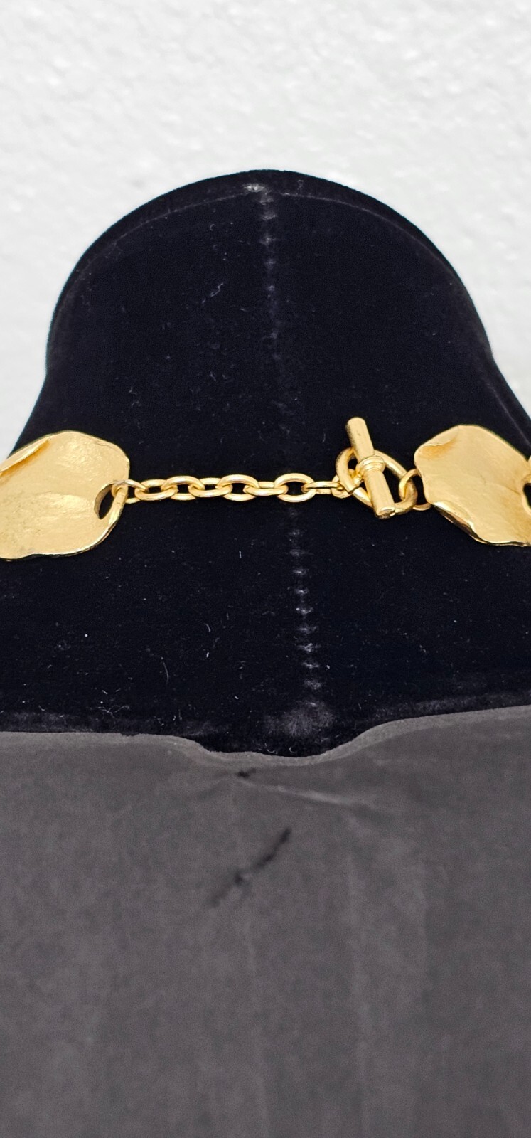 Fashion jewelry choker necklace gold tone metal 19″ quarter size like leaves