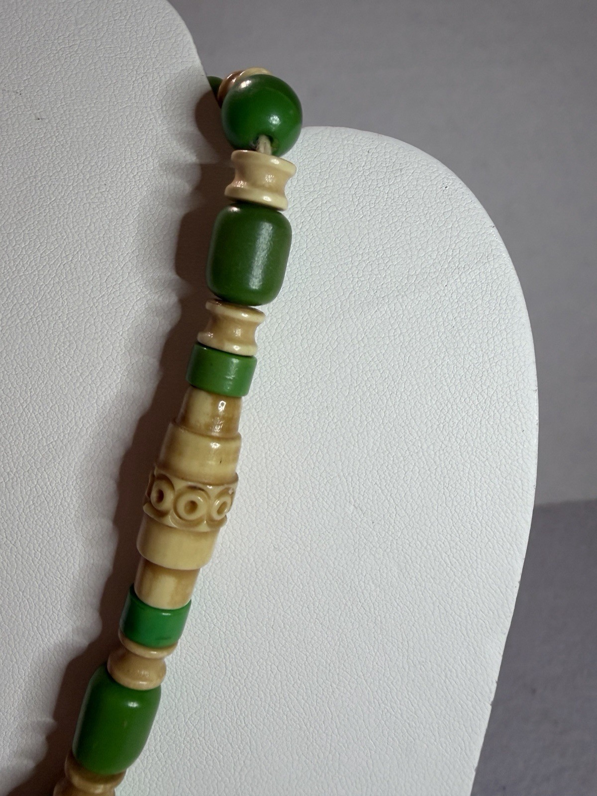 Beautiful vintage necklace from the 1930s and 1950s.