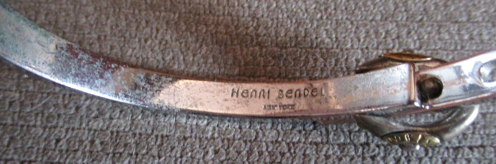 VTG. HENRI BENDEL SILVER TONE HINGED BUCKLE BRACELET