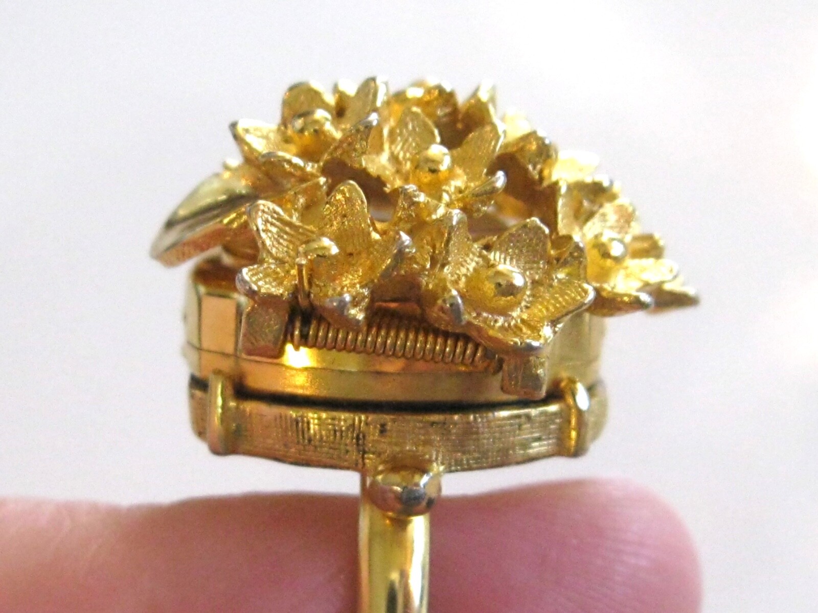 VINTAGE SAMBA MANUAL WIND WATCH RING W HINGED SPRING FORGET ME NOT FLORAL COVER