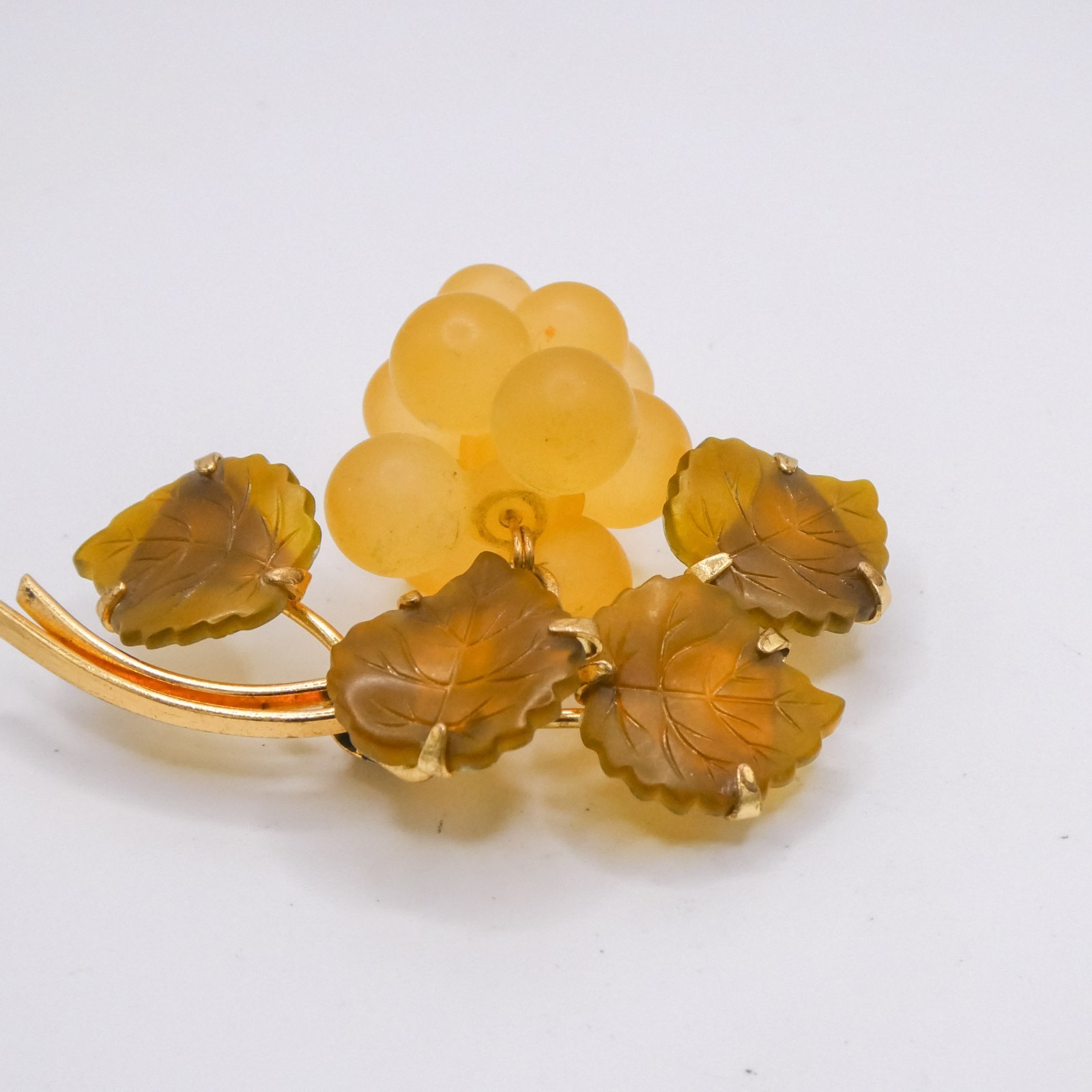 Vintage Lucite Green Grape Vine Cluster 2″ Brooch Pin Womens Men’s