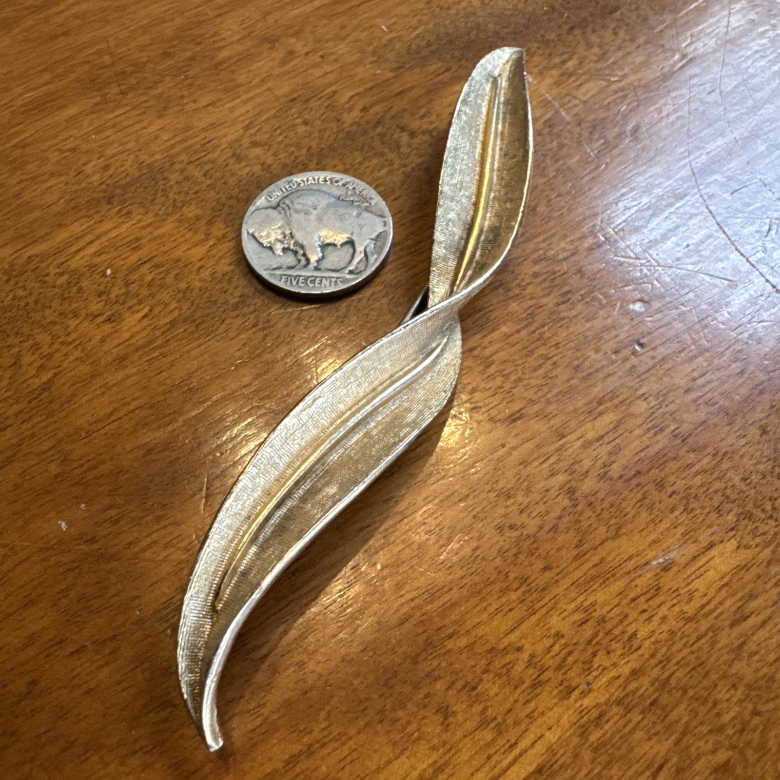 CORO Signed Vntg Long Leaf w/ Twist Gold Pin BroochTextured Gold tone 4.25″ EUC