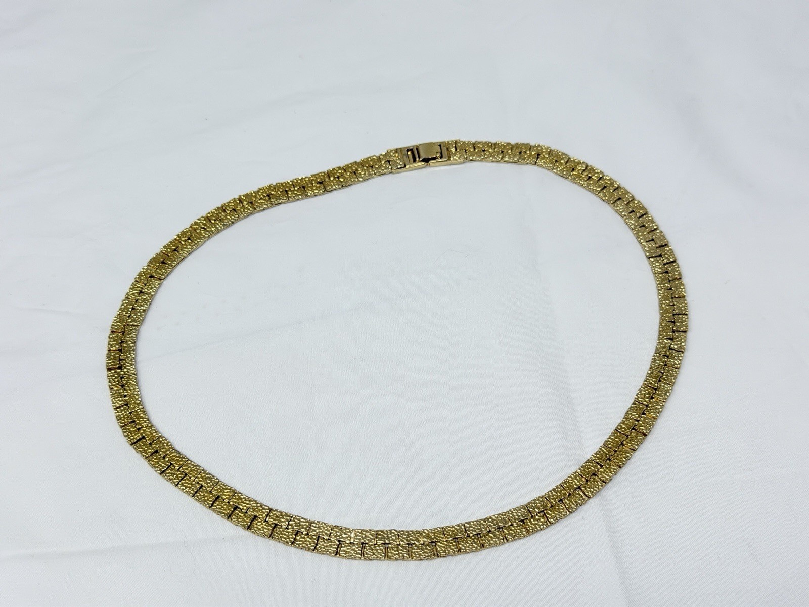 Beautiful Vintage Gold tone Heart Textured 8mm wide Flat Chain 17.5″ Necklace