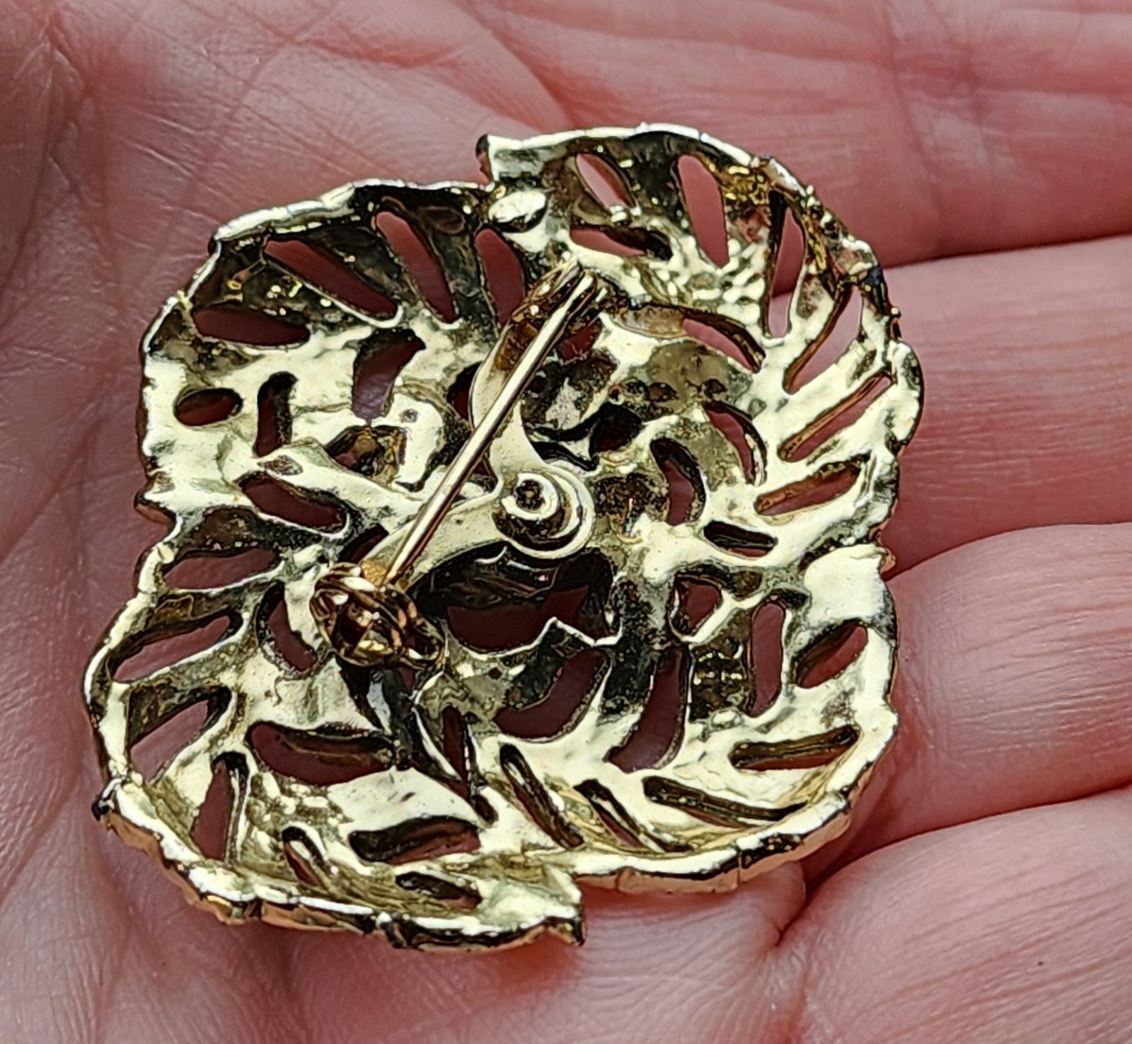 vtg RED Iridescent gold tone Rhinestone Brooch Pin 2″ unmarked