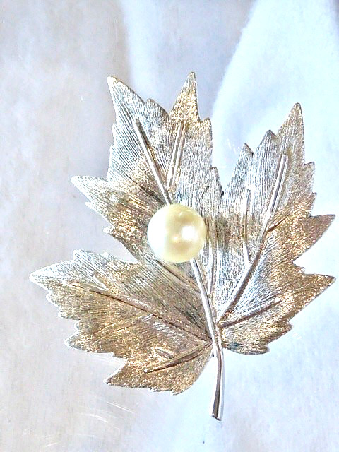 MIKIMOTO SIGNED VINTAGE BRIGHT CLEAN 6.5 MM CULTURED AKOYA PEARLS STERLING PIN