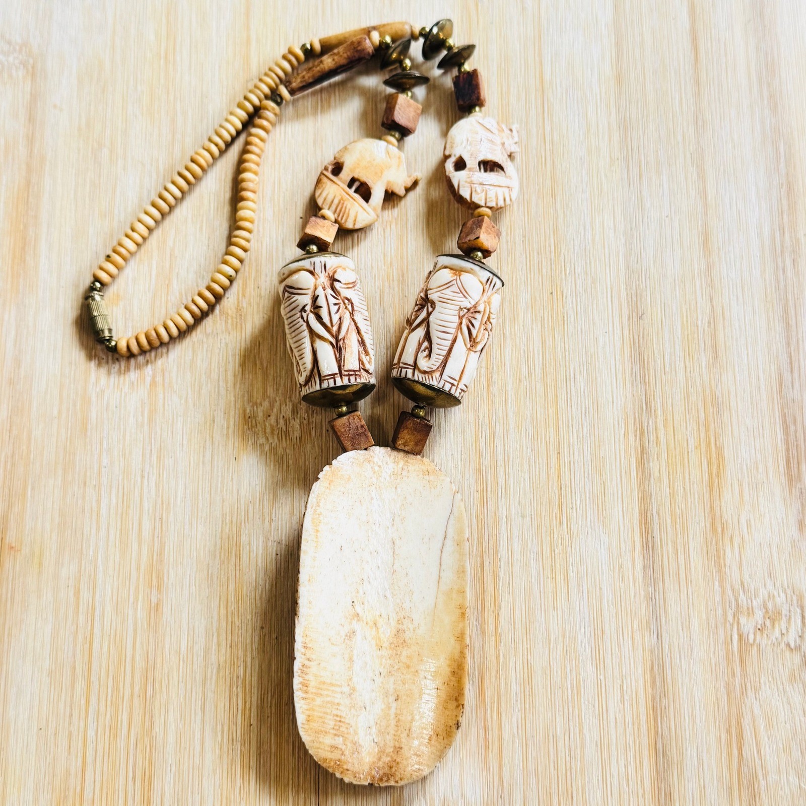 VTG Safari Animal Carved Necklace Massive Statement Retro Boho Indie 70s 21″