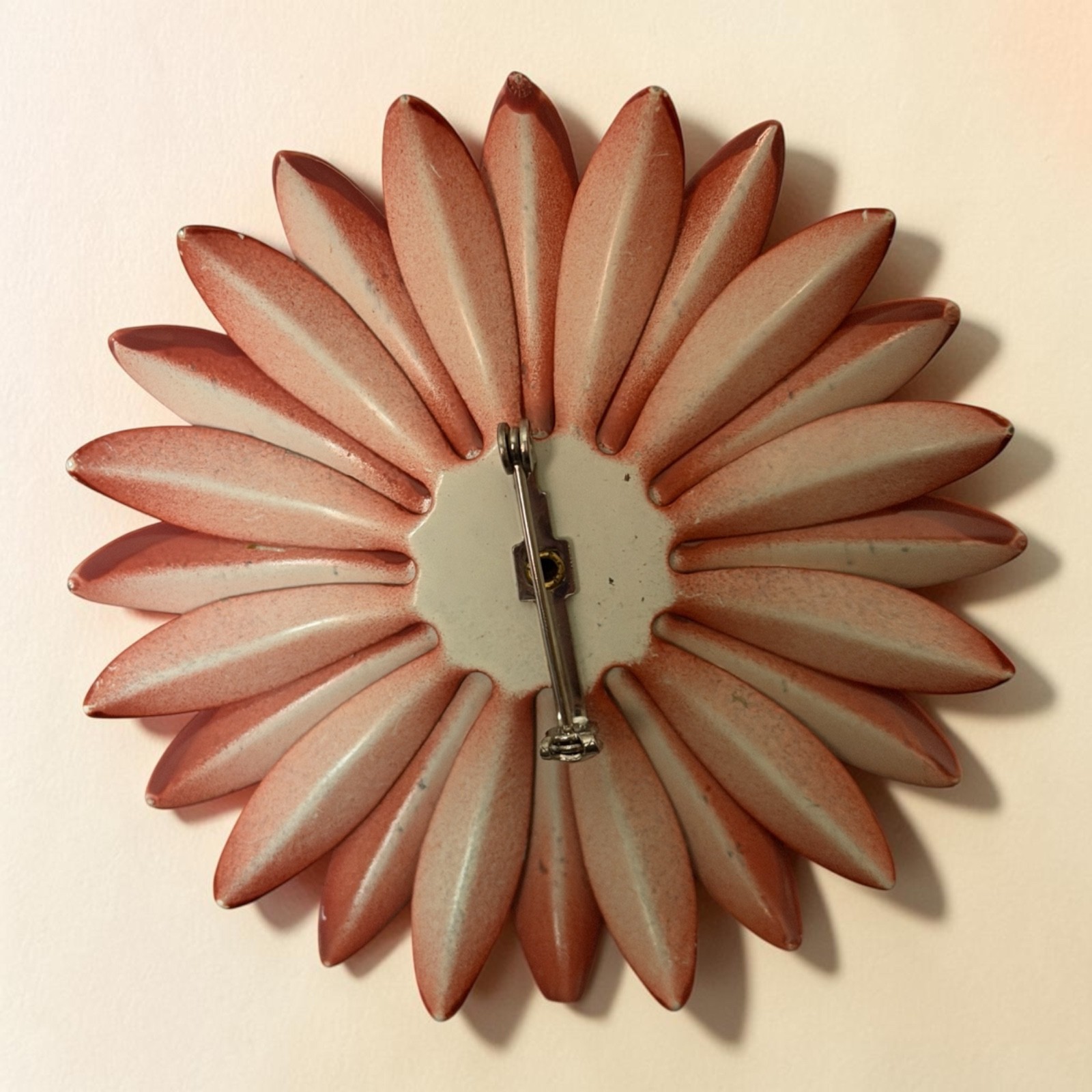 Vintage Retro Mod 60’s Rose/Rust Enamel Metal Daisy Flower Pin Booch (3 inches)