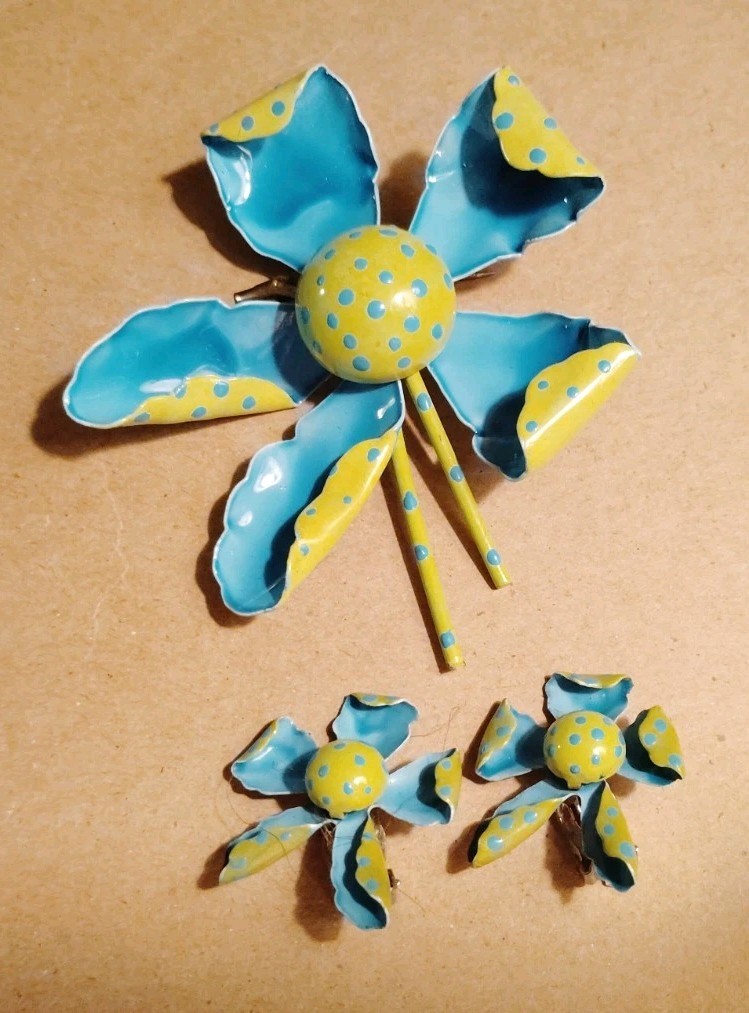 VTG 60s enamel on metal flower pin & clip earring set aqua blue lime green dots