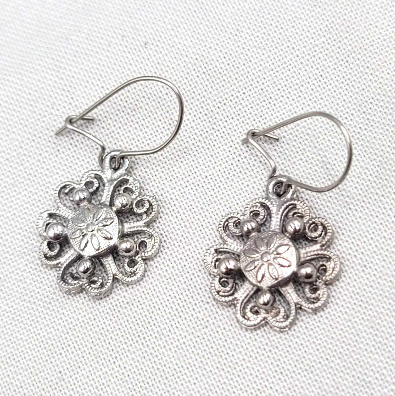 Vintage Intricate Pierced Earrings Silver tone Dangle 5/8″