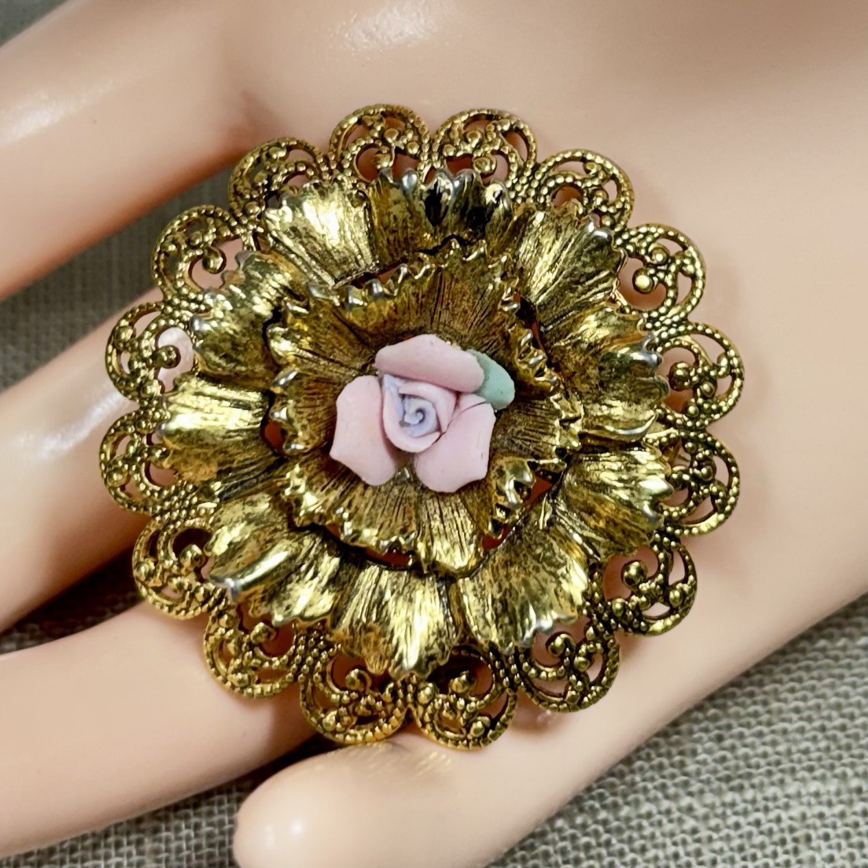 Vintage Unsigned Tacoa Gold Tone Filigree Porcelain Rose Floral Brooch READ