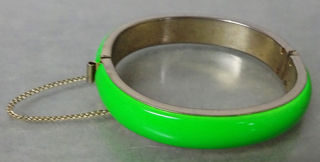 Mod Vintage 1960s Hinged Lime Green Enamel Metal Bangle BRACELET