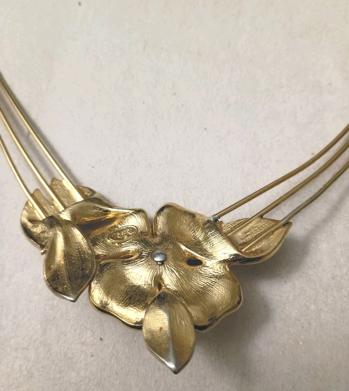 Vintage TRIFARI DOGWOOD FLOWER Choker Necklace Off White/ Cream Enamel Gold Tone