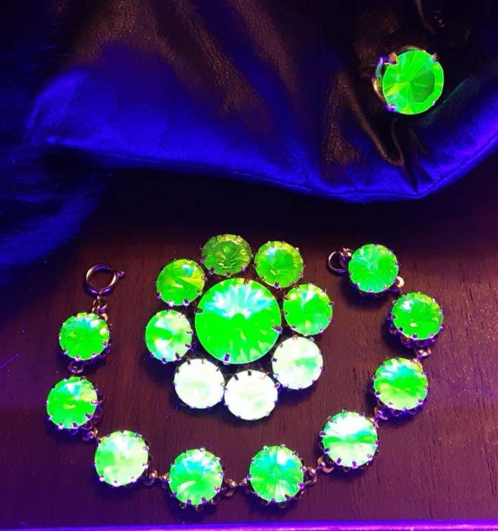 Vtg Light Green Rivoli Brooch, Bracelet, Ring Jewelry Set -Stunning!