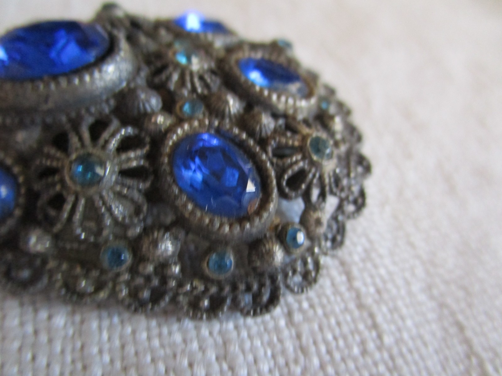 VTG New England Glass Works silver tone, blue stone Dress Clip OCT25-12