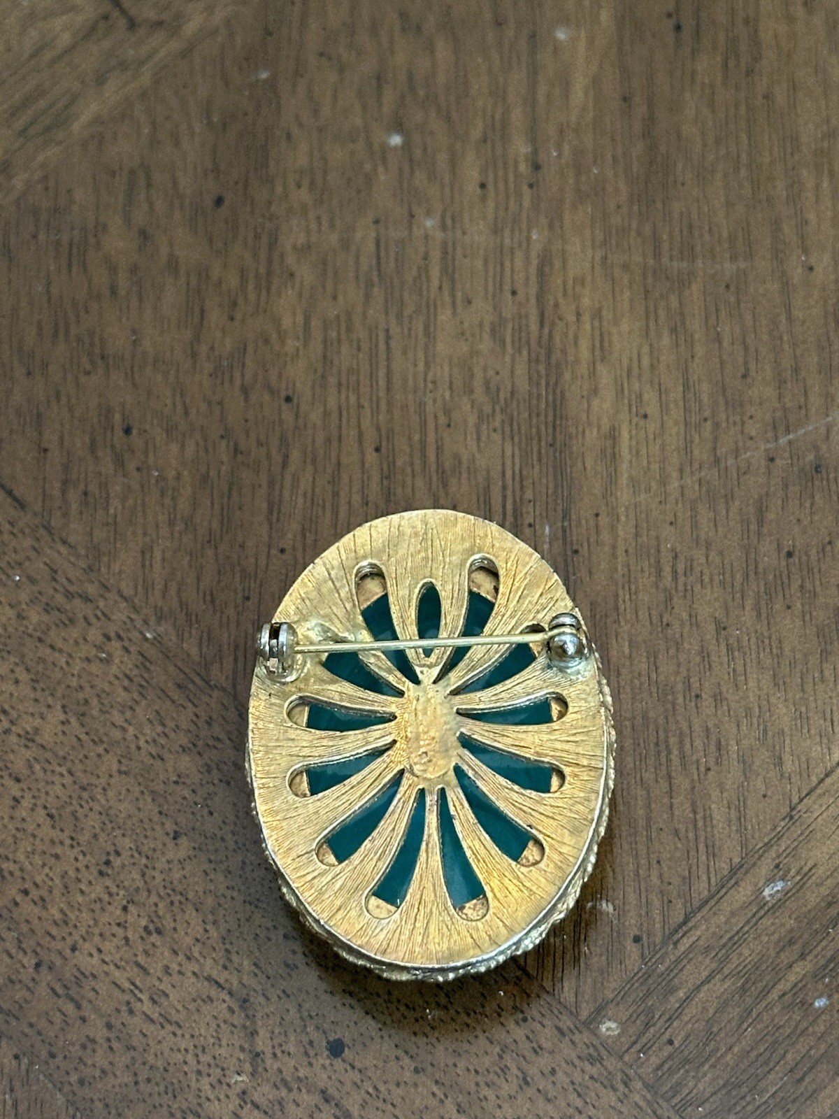 Vintage Faux Jade Green Cabochon Oval Brooch Gold Tone Nice!