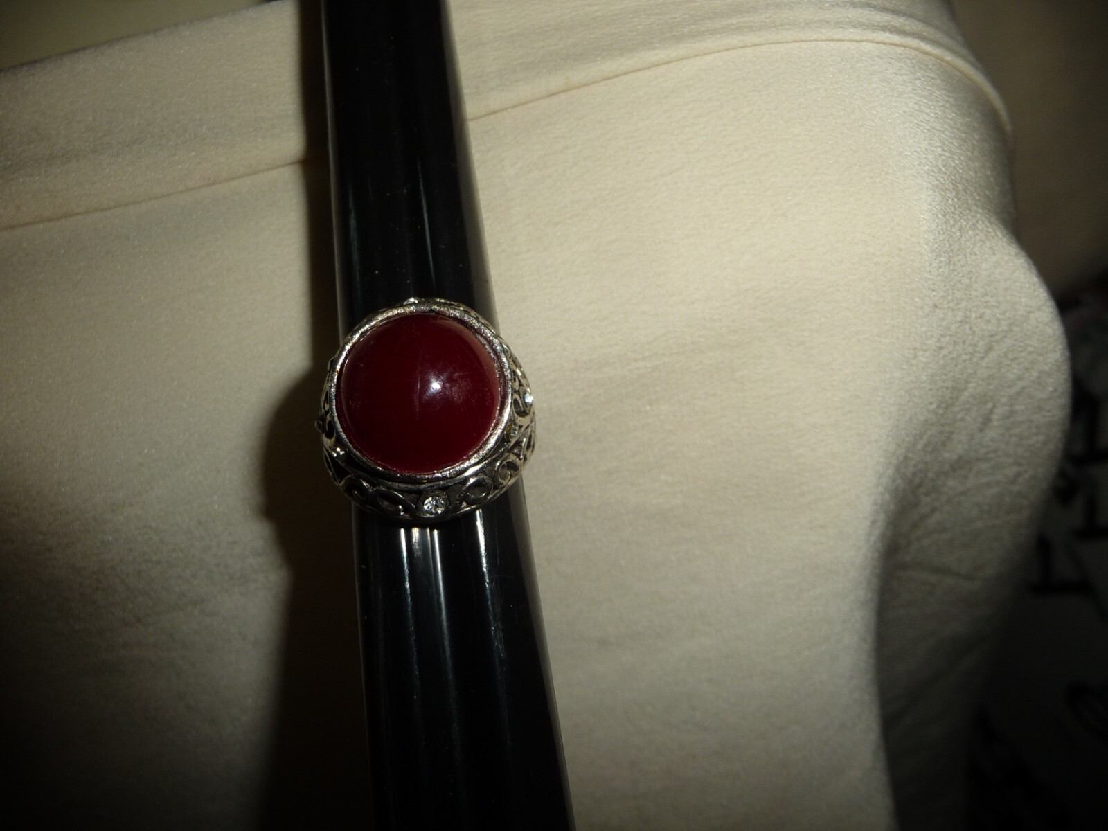 SILVER TONE FILIGREE BAND w RED CENTER STONE Sz 6 3/4 – 7 #19/11AB