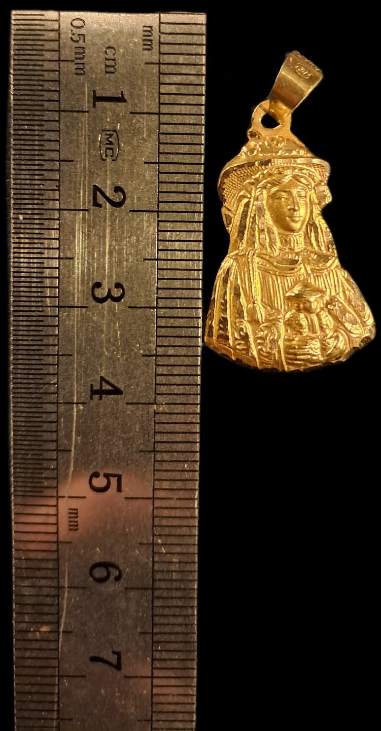 Fine Vintage Retro 18k Gold Madonna and Child Religious Pendant Medal