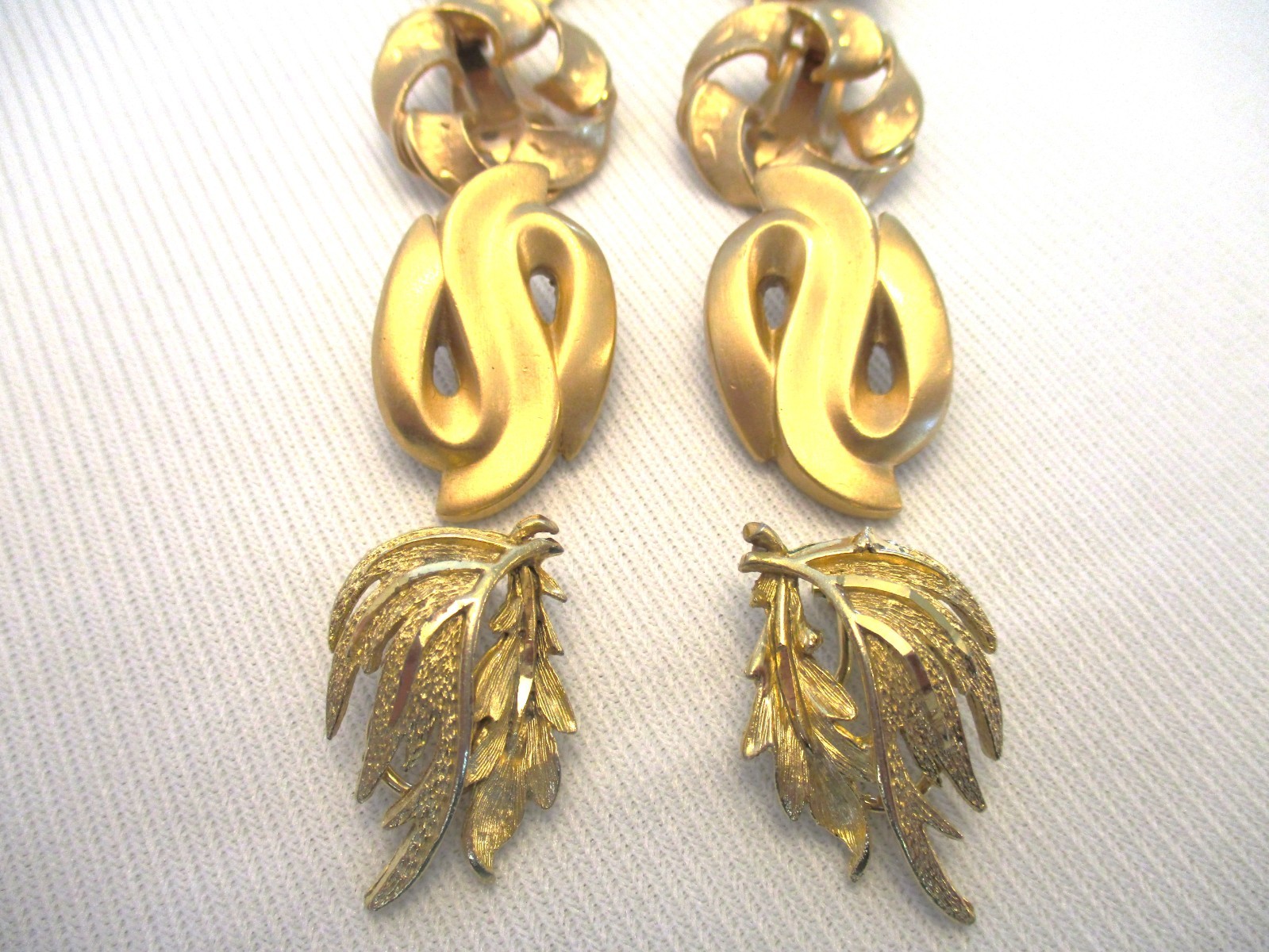 Vtg Signed Gold Tone Brooch & 5 Pair Clip on Earrings 1 Pr Trifari &1 Pr Monet