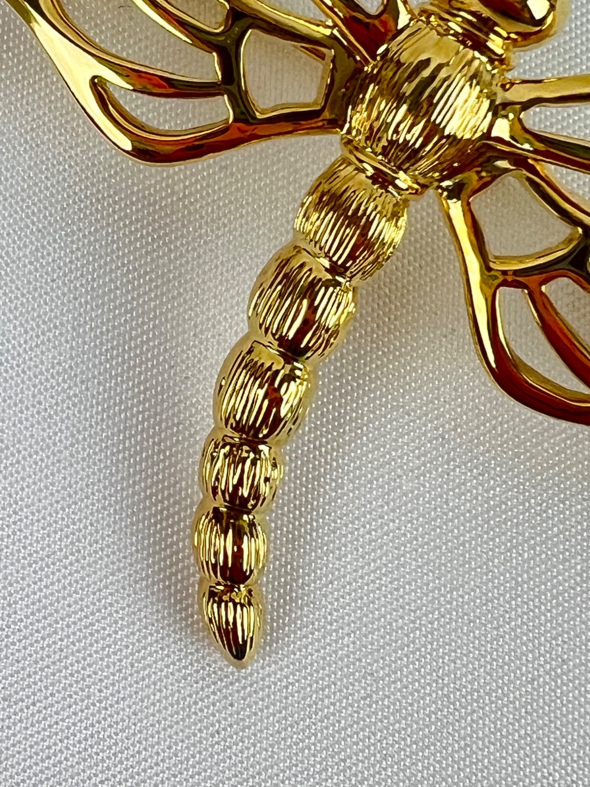 Lovely Vintage Fashion Gold Tone Wings Dragonfly Brooch Pin 1 3/4″ x 2″ Size