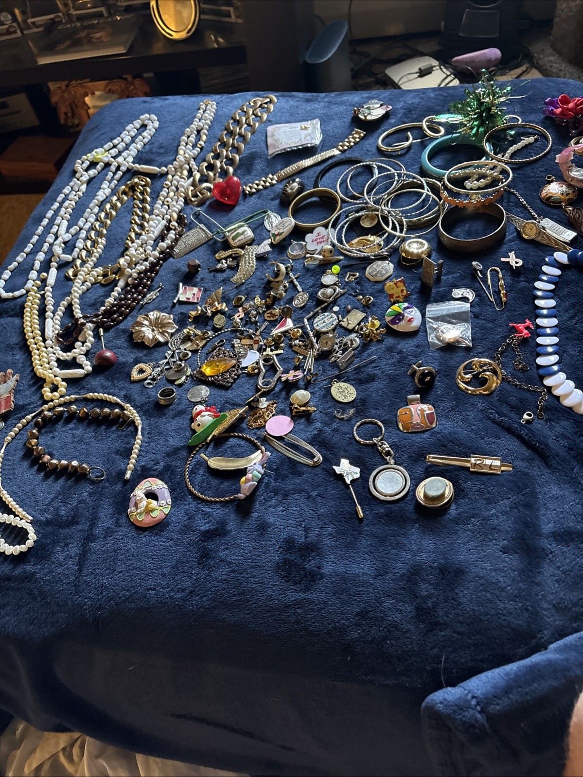 3lbs Custome Jewelry Lot Vintage Pins Braclets Necklaces 50s 60s 70s 80s #1