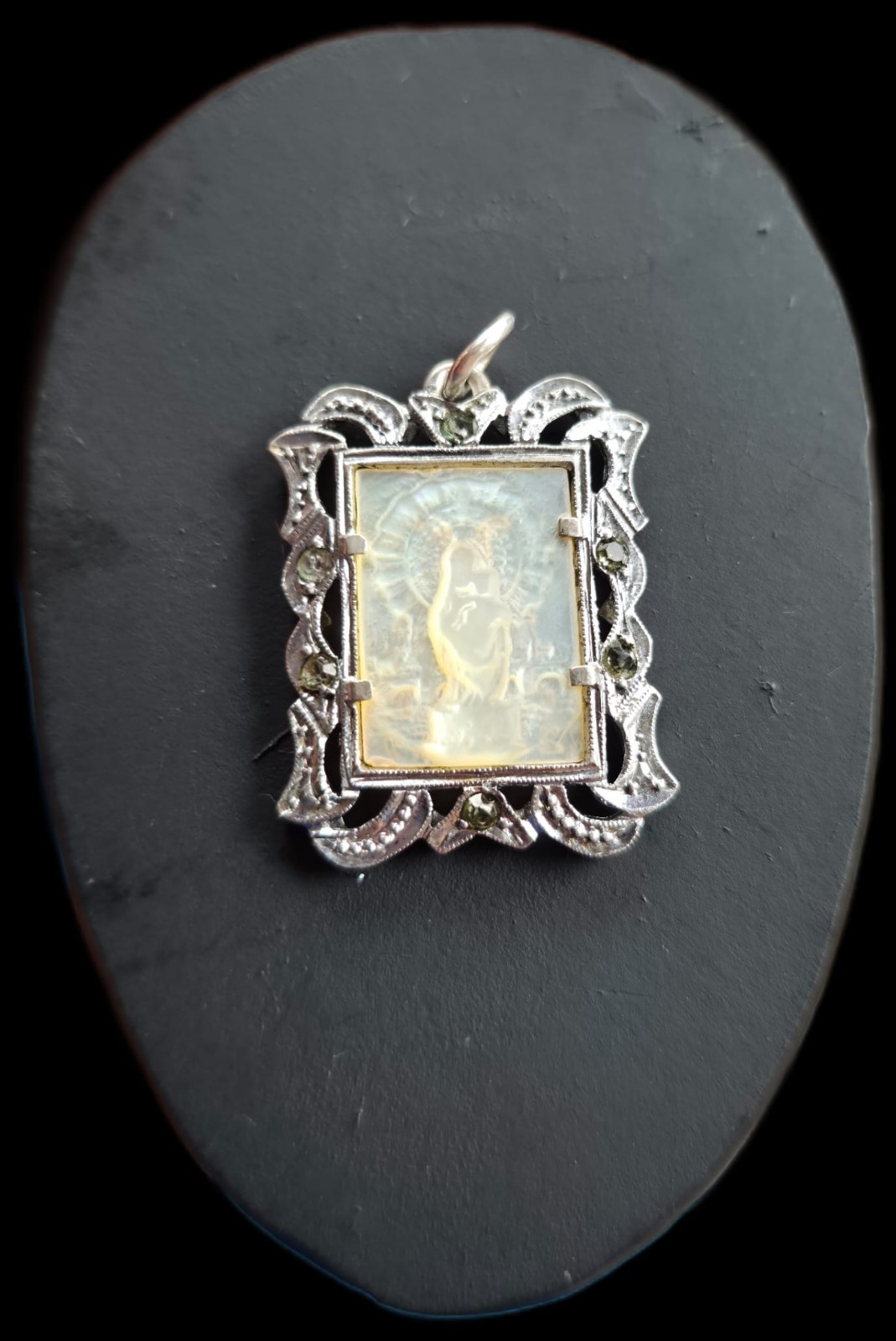 Religious Pendant Medal – Hand-Carved Virgin Mary in Mother-of-Pearl & Silver