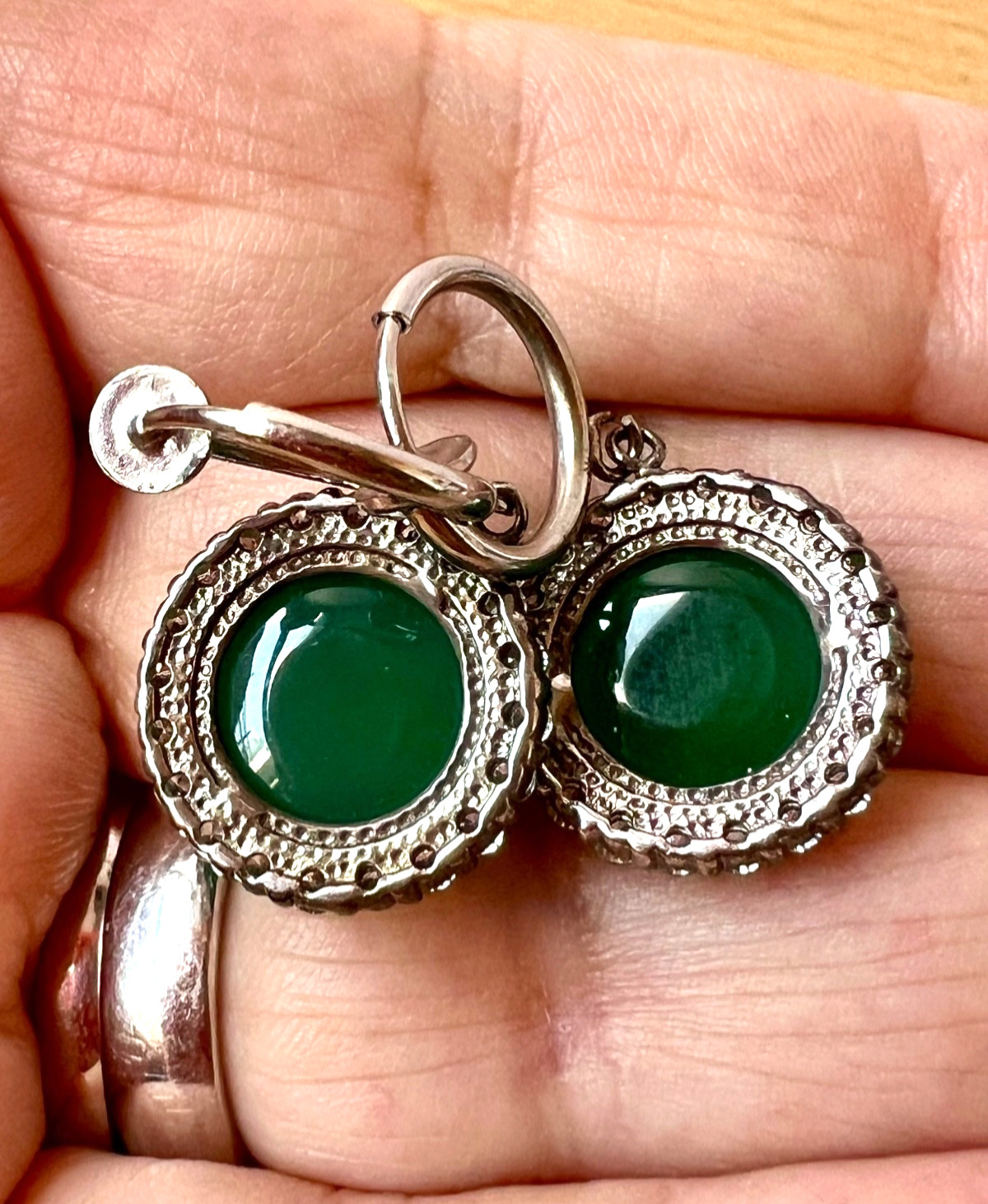 VINTAGE VIVID GREEN CABOCHON STONES DROP DANGLE SILVER TONE HOOP EARRINGS
