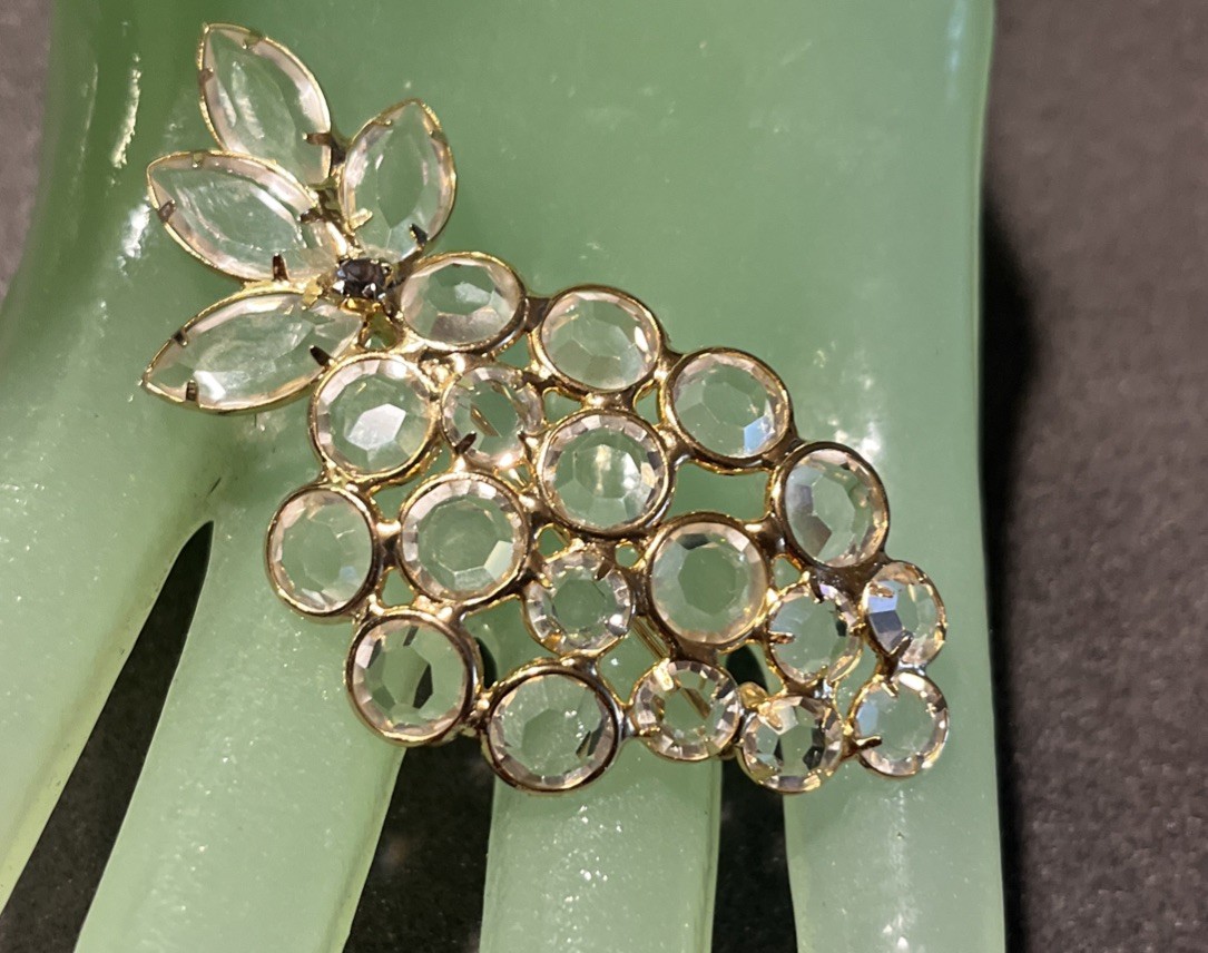 FABULOUS VINTAGE SEE THRU CRYSTALS BUNCH OF GRAPES PIN BROOCH GOLD TONE Prongset