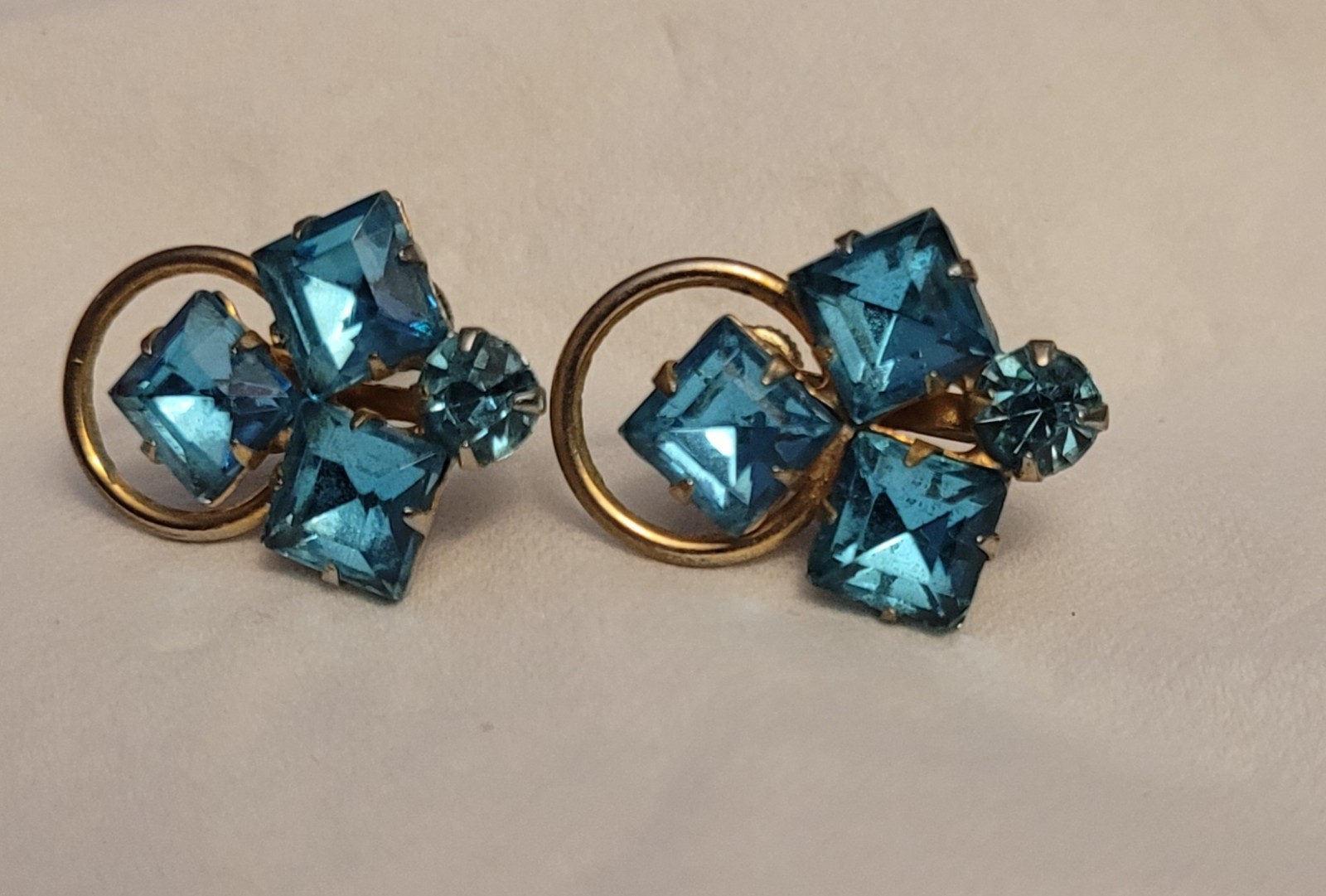 Vtg Pronged Blue Topaz Rhinestone Screw Back Earrings Gold Tone