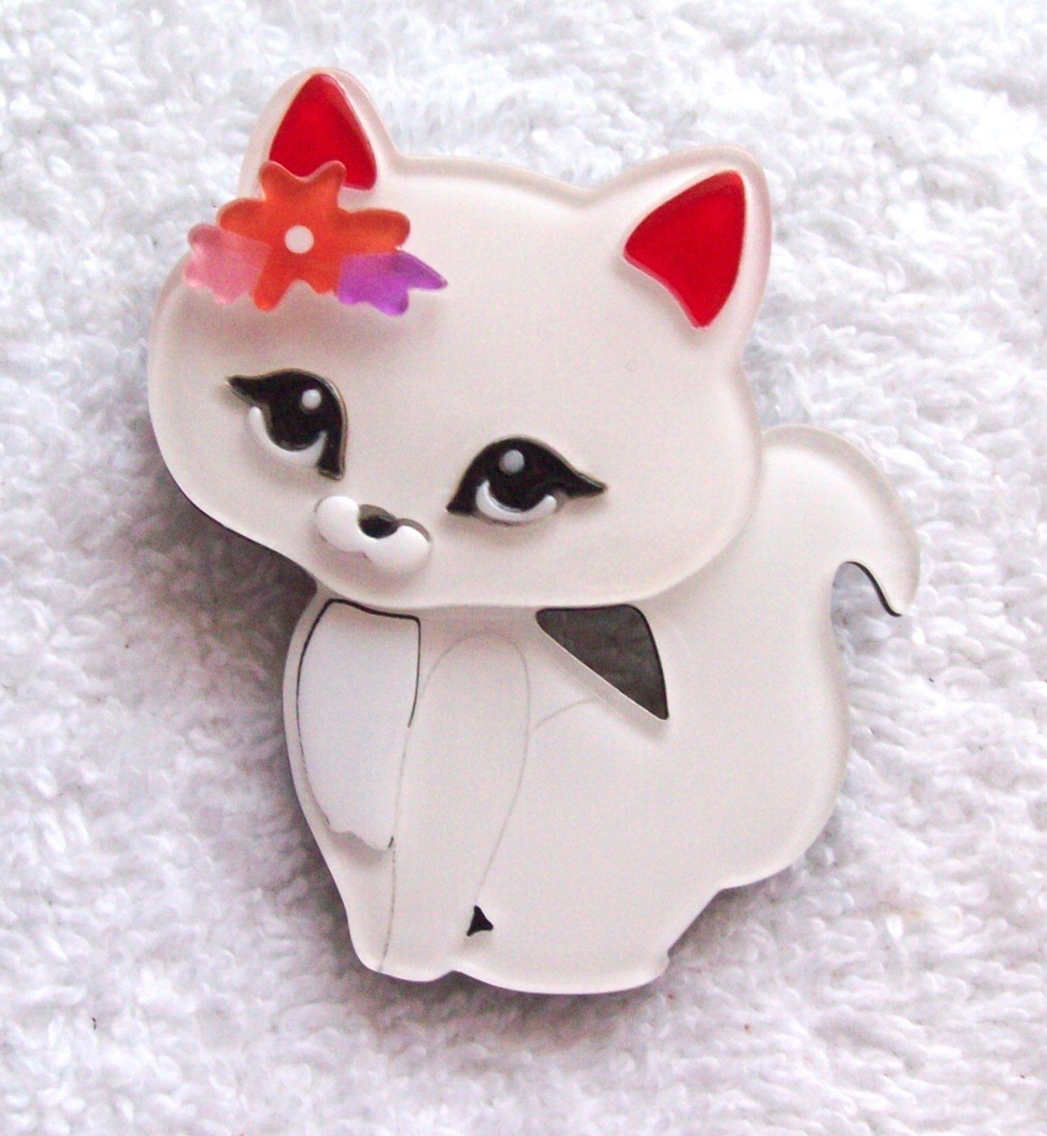 Vintage White Fashionista Cat Layered Acrylic Pin or Brooch – NWOT