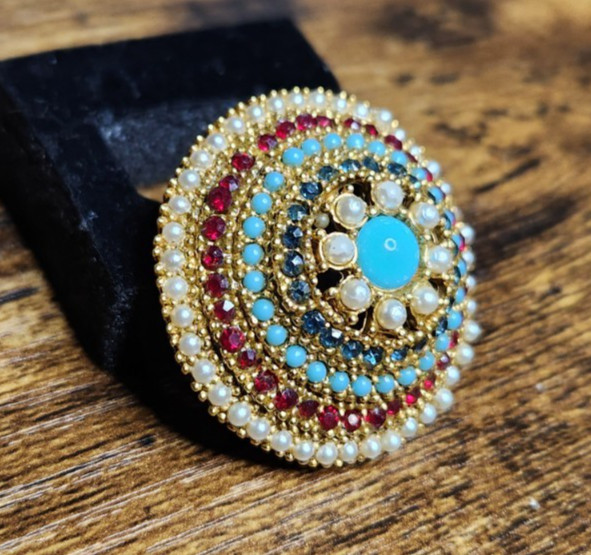 BEAUTIFUL VINTAGE (ART) SIGNED BROOCH AND CLIP-ON EARRINGS SET GOLD TONE