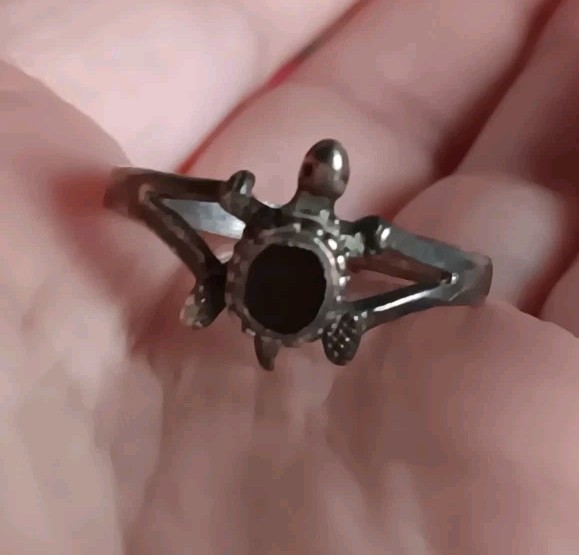 Vintage *Bent Band* Sterling Silver Onyx? Turtle Tarnished Ring Size 7.25