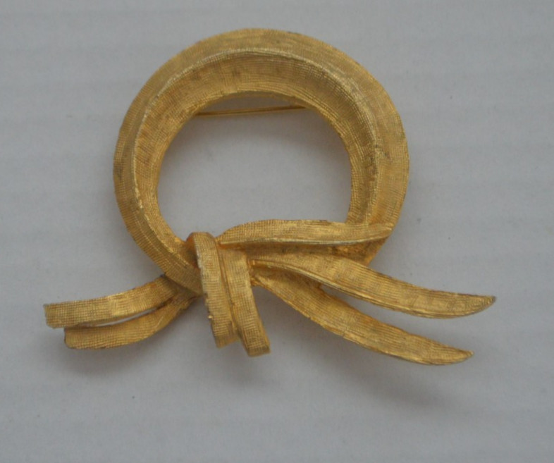 VTG Goldtone Brooch Shaped Like a Ribbon with a Knot. Safety Clasp. Initials AN