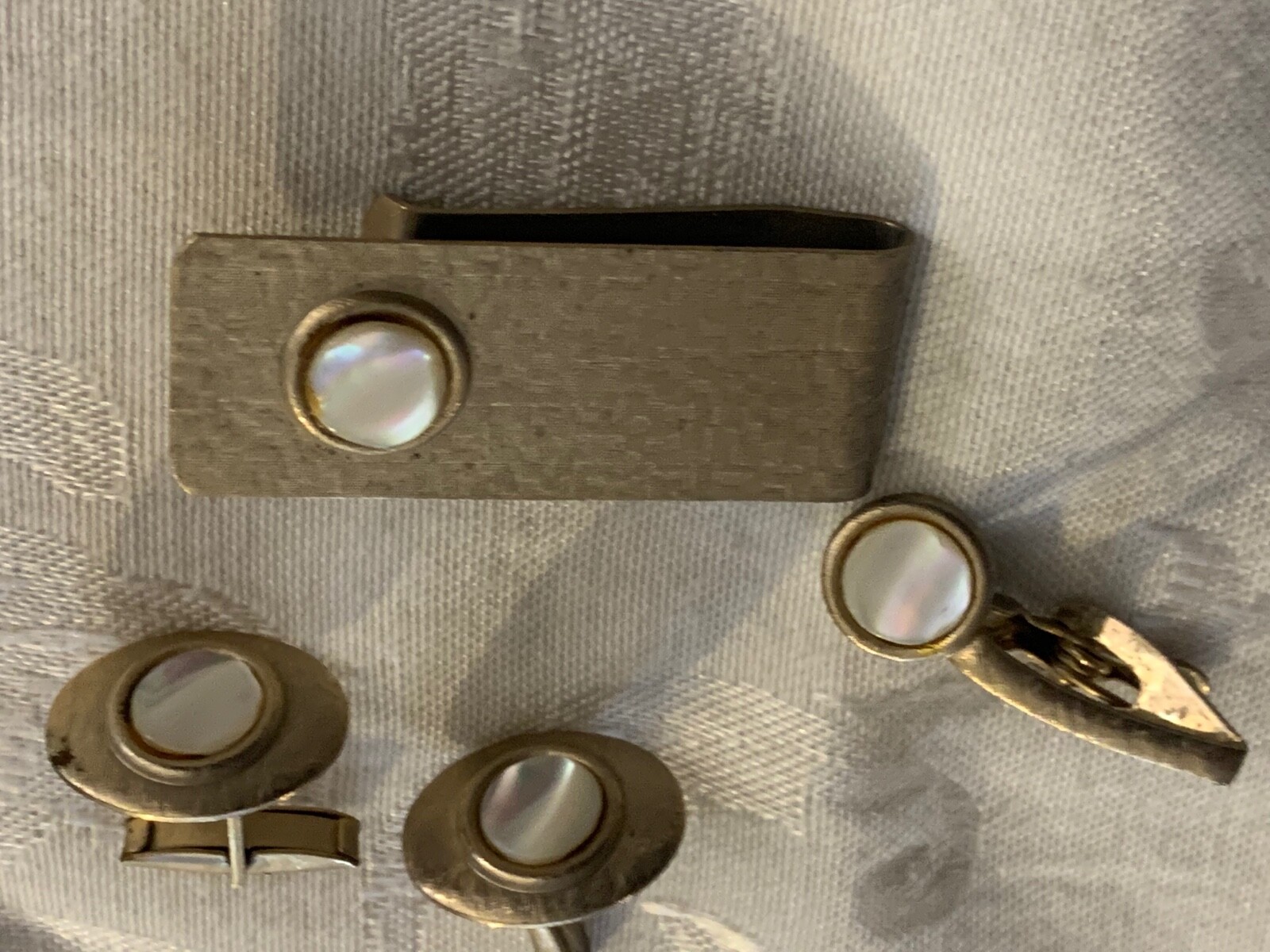 CUFF LINKS MONEY CLIP TIE CLIP GREAT VINTAGE SET GOLD COLOR W/ FAUX OPAL CENTERS